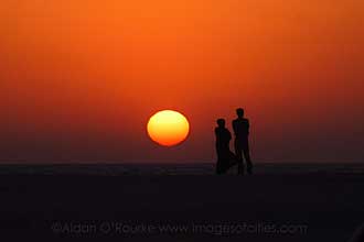 Pareja mirando la puesta del sol