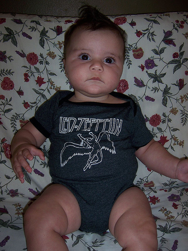 Paula con su ropita de Led Zeppelin